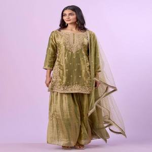 VASTRA COTTAGE Elegante Top de Seda Fandy con Bordado de Lentejuelas y Diamantes Hechos a Mano con Pantalón Plazo de Seda Fandy y Dupatta de Tela Suave - Product Image 4
