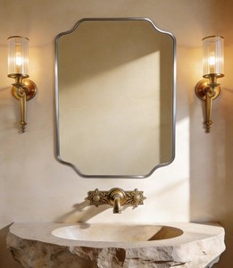 Elegante espejo de pared con borde festoneado y una delgada marco de latón vintage, cristal rectangular con esquinas cortadas. - Product Image 4