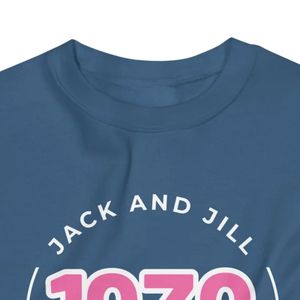 เสื้อสเวตเชิ้ตคอกลมสีชมพูสำหรับทุกเพศ ยี่ห้อ Jack and Jill พร้อมตราสัญลักษณ์วงกลม JJ ปี 1938 เนื้อผ้านุ่มสบาย แขนยาว เสื้อผ้าขายส่ง - Product Image 3