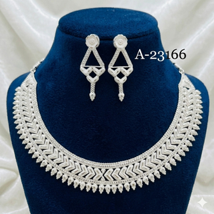 ชุดเครื่องประดับชุบทองคำแท้ 24K ของ MOLL JEWELLERS สำหรับผู้หญิง สร้อยคอและต่างหูอินเทรนด์ ทำจากโลหะผสมสังกะสี ประดับด้วยเพชรซิร์คอน - Product Image 3