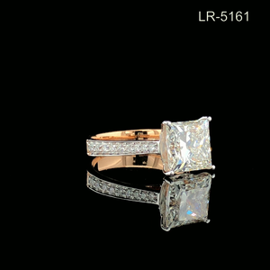 แหวนหมั้นเพชรทรงปรินเซสคัท ทองคำขาว 14K สำหรับผู้หญิง รับรองโดย IGI สไตล์คลาสสิก ประดับเพชรด้านข้าง - Product Image 3
