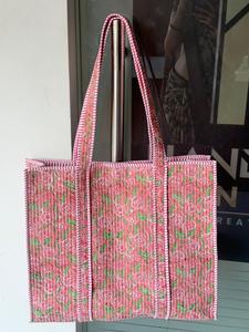Bolsa de Mano Personalizada para Mujer, Forro de Algodón Acolchado con Estampado de Bloques, Opciones de Venta al Por Mayor, Lavable, Organizador para Viajes y Compras, Varios Tamaños - Product Image 2