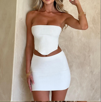 Un costume décontracté à la mode pour les femmes, un ensemble deux pièces à la mode de vêtements pour femmes enroulé autour de la poitrine, du haut et des hanches