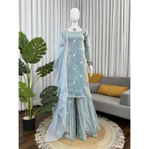 Ensemble Lehenga Choli Traditionnel 3 Pièces Exclusif pour Femme : Élégance Prête à Porter pour les Occasions Festives, Séchage Rapide - Product Image 1