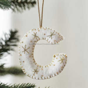 Adorno Navideño de Fieltro Hecho a Mano con la Letra C, Decoración Colgante Bordada en Blanco y Dorado para Árboles de Navidad y Regalos Personalizados - Product Image 1