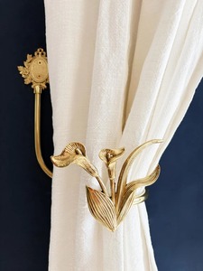Sujetador de Cortina Metálico con Acabado Dorado en Forma de Flor de Lirio, Perfecto para Ocasiones Especiales, Decoración de Interiores, Hecho a Mano en India - Product Image 5
