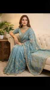 Ropa Étnica India: Sari de Seda Espacial Pura con Hermosos Bordados Originales en Oro y Borde con Trabajo de Corte, con Blusa de Seda Espacial - Product Image 2