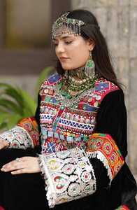Vestido largo bordado afgano para mujer, de manga larga, cuello alto, estilo bohemio, con patrón hecho a mano. - Product Image 4