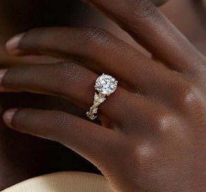 Bague de fiançailles en or jaune avec diamant taille ovale, sertie de griffes et pierres latérales, style classique pour femme - Product Image 6