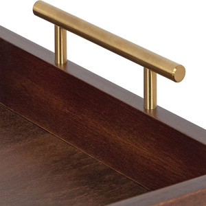 Plateau en bois artisanal avec élégantes poignées en métal doré Plateaux en bois au design personnalisé Plateau de service élégant de couleur brun noyer foncé - Product Image 3