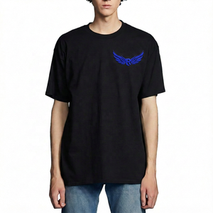 Camiseta Negra de Manga Corta para Hombre con Logotipo de Alas en Relieve, Cuello Redondo, Corte Regular, Estilo Casual - Product Image 4