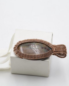Colgante ovalado de jaspe envuelto en alambre de cobre |   Colgante Hecho a Mano con Piedra Preciosa de Jaspe Natural |   Joyería de Cristales Curativos, Talla Única - Product Image 2