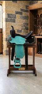 Silla de montar western de gamuza turquesa y negra con conchos plateados para equitación de sendero - Product Image 1