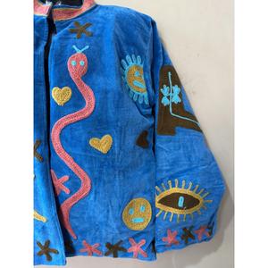 Chaqueta Bomber de Terciopelo Bordada a Mano con Cuello Mandarín, Manga Larga, Patrones Florales Azules, Corta y Ecológica - Product Image 3
