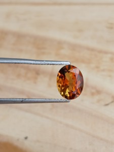 Haram Gems Art Turmalina Natural Color Naranja Marrón Forma Ovalada 9x7 MM Lazo Natural Limpio Facetado 2 Ct Gema que Cambia de Color - Product Image 3