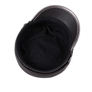 หมวกแก๊ปผู้ชายทรง Trucker ผ้าฝ้าย 100% ปรับแต่งได้ แฟชั่นหนังวัวแท้ หมวกทรงแบนสีดำ - Product Image 6