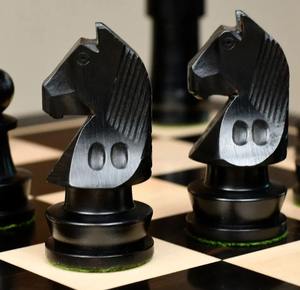 Piezas de ajedrez Staunton de la serie Championship, Rey de 3.75 pulgadas, en madera de boj natural y ebonizada, al mejor precio. - Product Image 5