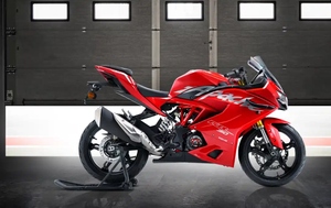 Motocicleta TVS "APACHE RR 310" Deportiva Roja con Asiento Negro y Escape Plateado en la Pista, TVS Apache RR 310 Plateada - Product Image 3