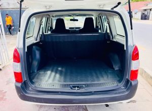 Toyota Probox 2016 très propre, fourgon essence/diesel, à vendre - Product Image 2