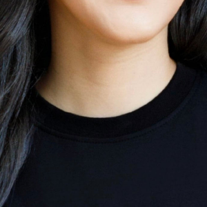 T-shirt noir en chenille avec lettres grecques brodées rose et vertes, en coton premium, style streetwear décontracté, vêtement de sororité - Product Image 3