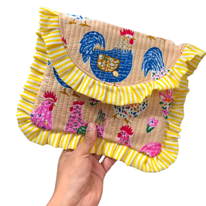 Bolsa de Cosméticos Acolchada de Algodón con Estampado de Pollo, Rayas Amarillas y Ribete con Volantes, Bolsa Pequeña Portátil para Maquillaje, Joyería y Artículos de Aseo - Product Image 1