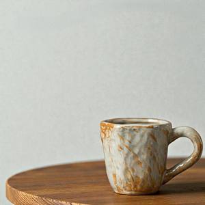 Taza grande de cerámica hecha a mano con boca ancha y asa gruesa, ideal para servir café de la mañana, sopas o avena. Por UO - Product Image 2