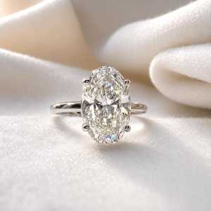 Anillo Solitario con Diamante Ovalado de 5 Quilates Cultivado en Laboratorio, Corte Clásico Catedral, Color F, Claridad VVS2, Certificado IGI - Product Image 6