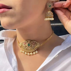 Collar de lujo afgano con filigrana dorada, piedra central verde esmeralda, detalles de rubí y perla. - Product Image 1