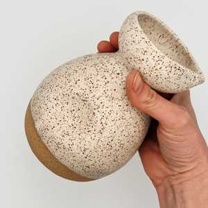 Vase de table artisanal 2026, forme irrégulière, motif floral, style Wabi-Sabi, en béton, par Universal Overseas - Product Image 2