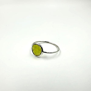 Anillo de Latón con Piedra Verde Cabujón Redonda Vibrante, Anillo Minimalista con Gema Plateada, Joyería de Estilo Vintage para Mujer - Product Image 1