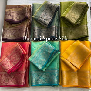 Sari Tradicional Indio de Seda Verde Oliva con Borde Dorado Intenso - Product Image 4