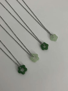 Collier pendentif fleur en jade vert argenté fait main, pierre claire et foncée, bijoux bohèmes minimalistes, cadeau - Product Image 4