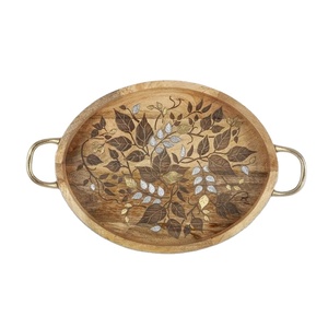 Bandeja ovalada de madera de acacia tallada a mano Loral con asas de latón para servir decoración del hogar y uso en la cocina - Product Image 1