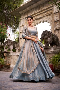 Robe de mariée ou de bal traditionnelle longue pour femmes, ornée de paillettes et de broderies en fil, style Lehenga Choli - Product Image 4