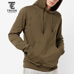 เสื้อฮู้ดดี้สไตล์สตรีทแบบคัสตอม โอเวอร์ไซส์ แต่งดีเทลขาดๆ แบบเรียบง่าย สำหรับฤดูหนาว ผู้ผลิตเสื้อฮู้ดดี้ผู้ชายแบบขาดๆ จากบริษัทวันเดอร์เฟิล เอ็นเตอร์ไพรส์ - Product Image 1