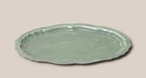 Fabricada con delicados motivos ornamentales, esta bandeja decorativa de metal puede ser utilizada para servir té, café, postres, bocadillos y frutas. - Product Image 6