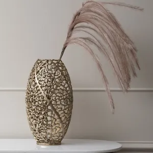 Florero metálico festivo para decoración del hogar que realza la elegancia con flores artificiales para un ambiente encantador y sofisticado. - Product Image 4