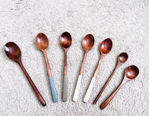 Ensemble de cuillères en bois au style rustique avec finition naturelle, parfait pour la décoration de cuisine rustique et les passionnés de cuisine traditionnelle - Product Image 1