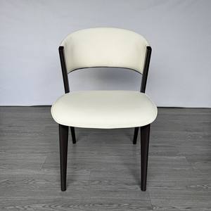 Chaises de salle à manger minimalistes en cuir PU/PVC avec pied en bois pour la conception de la maison ou de l'appartement Chaise de salle à manger à usage général - Product Image 3