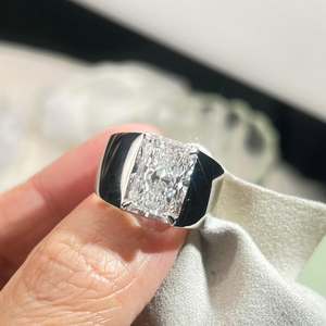 Anillo de Compromiso Geométrico Unisex con Moissanita Corte Princesa, Chapado en Oro Amarillo Romántico sobre Plata 925 con Engaste de Bisel - Product Image 2