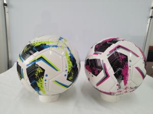 Nouveau ballon de football en PVC éponge, cousu à la machine, avec revêtement brillant et vessie en caoutchouc |   Ballons de football durables pour l'entraînement et les loisirs - Product Image 2