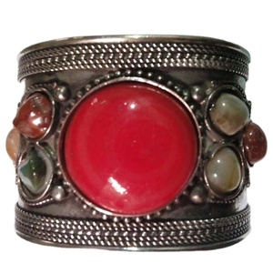 Puños elegantes de latón hechos a mano, piedra roja - Product Image 1