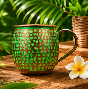 Mug en cuivre martelé artisanal vert patiné, tasse de luxe Moscow Mule élégante bicolore texturée à pois et à fossettes - Product Image 1