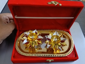 Ensemble de lampes Diya en or plaqué or de luxe avec plateau ovale décoratif, lampe à huile Pooja artisanale, ensemble élégant pour la décoration de Diwali, cadeau de retour - Product Image 1
