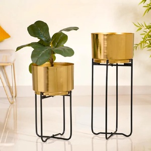 Juego de 2 Macetas Modernas de Metal Dorado de Calidad Superior, Minimalistas, para Decoración del Hogar - Product Image 4