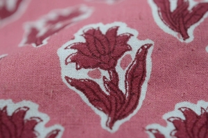 Tissu en coton léger et écologique imprimé à la main, motif floral rouge Sanganeri, textile indien de Jaipur pour robes et décoration intérieure - Product Image 2