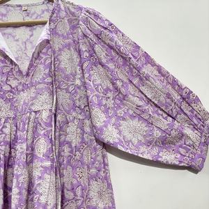 เสื้อคอวีผ้าฝ้ายพิมพ์ลายดอกไม้แบบแฮนด์บล็อก เป็นมิตรต่อสิ่งแวดล้อม แขนสามส่วน แต่งระบายลูกไม้ทำมือ ซักได้ ไม่ยับ ทรงเอวธรรมชาติ - Product Image 3