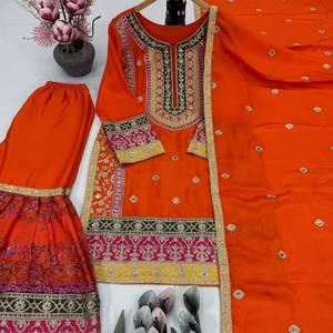 Nuevo Conjunto de Traje Sharara Pakistaní de Diseño Tradicional en Seda Chinon Pesada con Lentejuelas Chine para Fiesta - Product Image 1