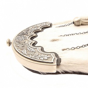 Sporran de piel de foca con diseño de vaca de las Tierras Altas, 3 borlas y cinturón de cadena - Sporran formal para atuendos de kilt escocés - Product Image 2