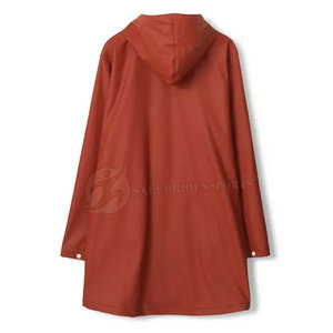 Imperméable long unisexe rouge avec capuche, fermeture à boutons et poches, coupe classique, pour activités de plein air - Product Image 3